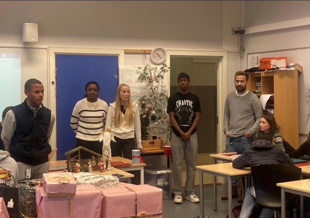 Bilde av elever fra Halden Videregående skole og representanter fra Halden kommune på skolebesøk på Rødsberg - Klikk for stort bilde