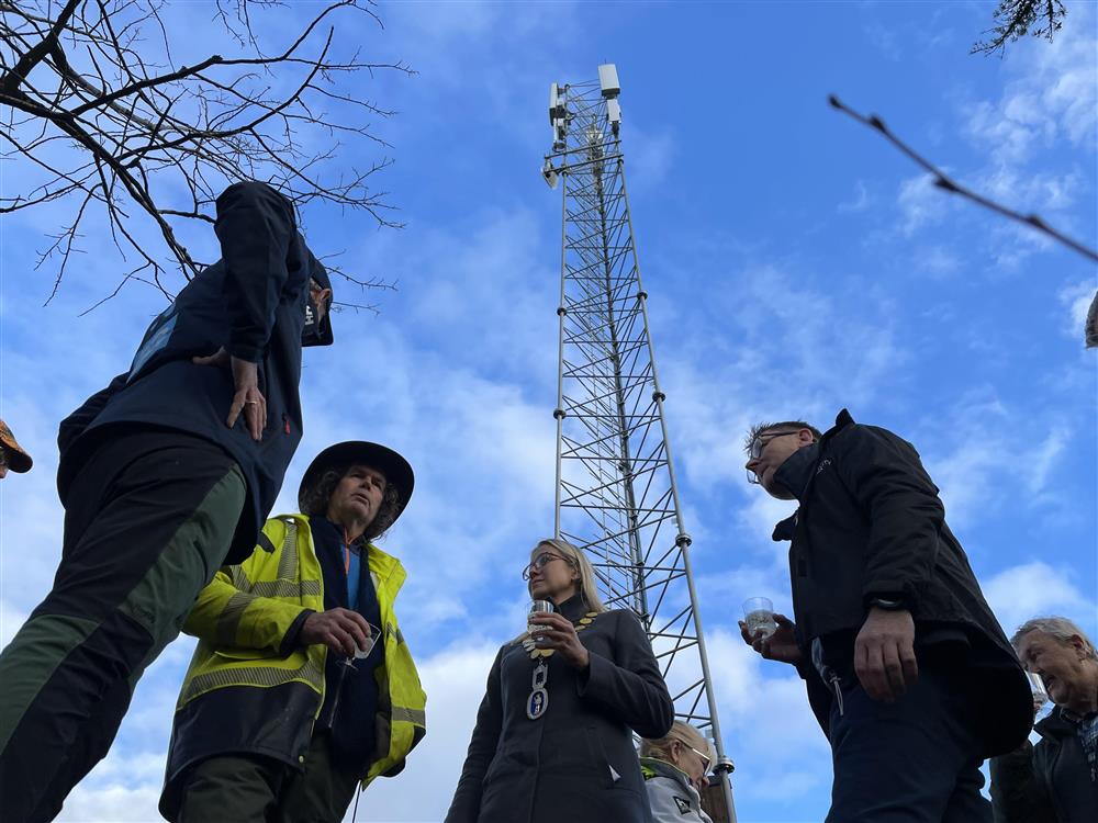 På bildet står varaordfører Linn Laupsa, Øyvind Grandahl  og representanter fra Telenor foran den nye mobilmasten i Enningdalen. - Klikk for stort bilde