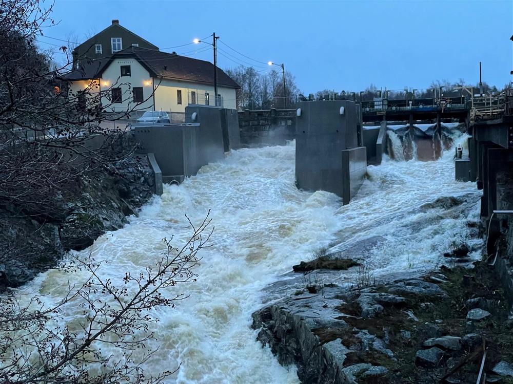 foss, demning, flom, vassdrag, vann - Klikk for stort bilde