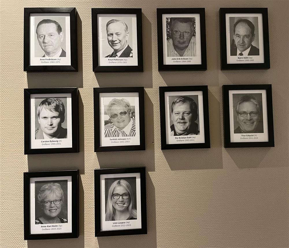 Ti portrettbilder innrammet i svart ramme hengende på vegg.  - Klikk for stort bilde