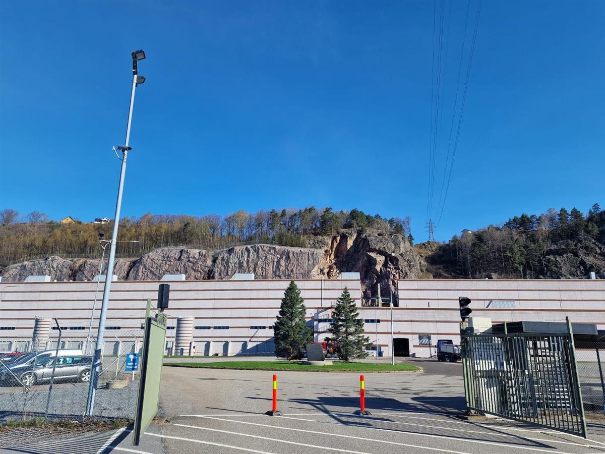 Fabrikkbygg, Norske Skog Saugbrugs, stenskred - Klikk for stort bilde