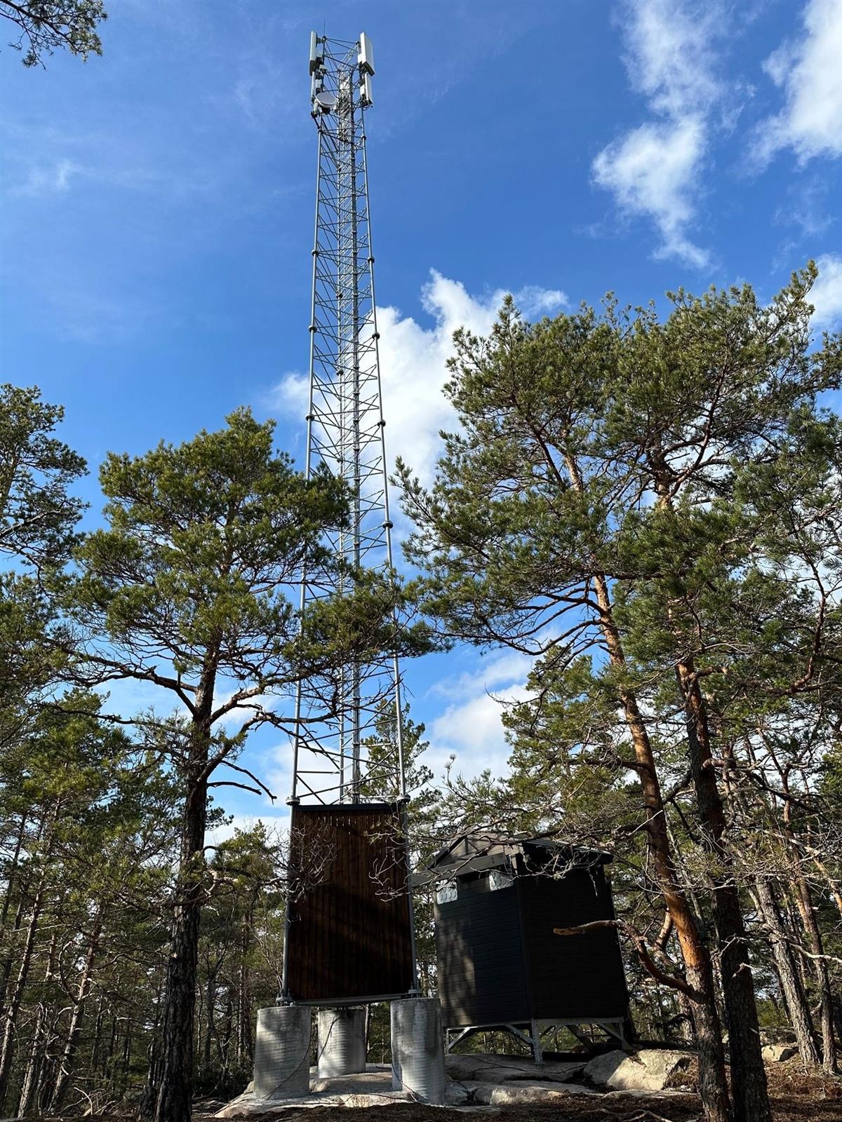 Mobilmast i skogen ved Fagerholt - Klikk for stort bilde