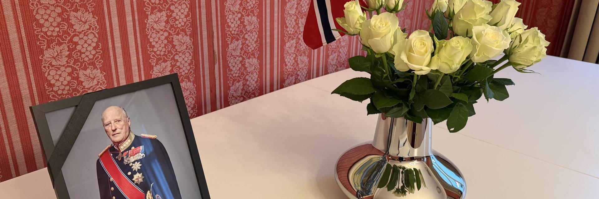 Kondolanseprotokoll for H.M. Kong Harald V er tilgjengelig i Halden rådhus.
