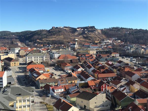Bildet av Halden sentrum mot banken og Fredriksten Festning