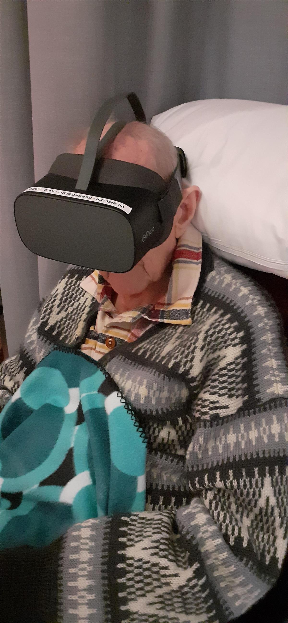Beboer på Bergheim prøver VR briller. - Klikk for stort bilde