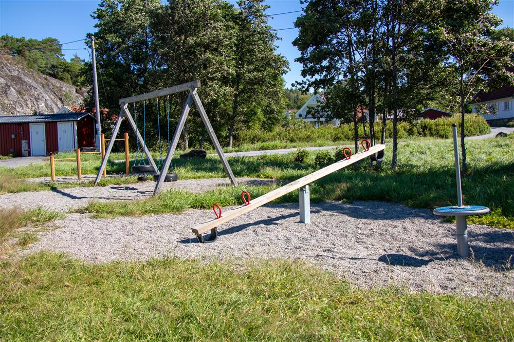 Tre lekeapparater på grusbakke. - Klikk for stort bilde