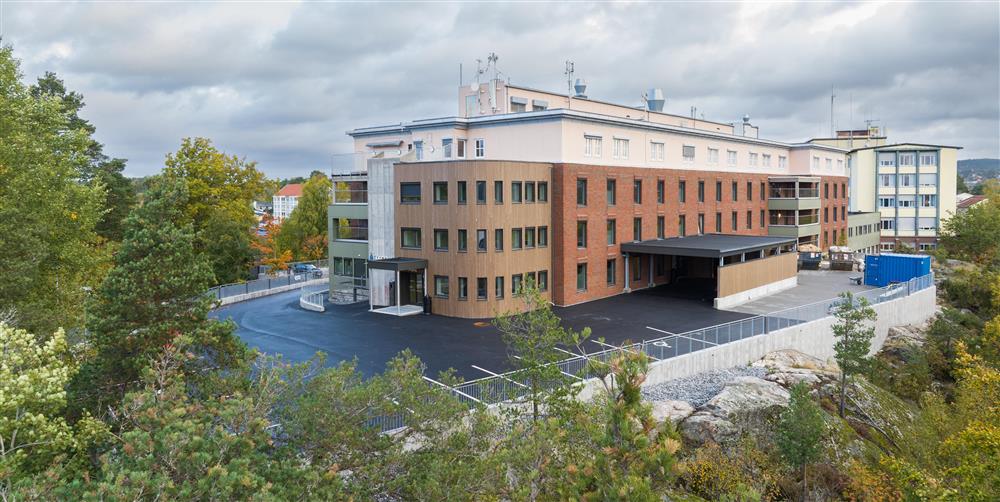Oversiktsbilde av Halden helsehus sett fra sydsiden med inngangen til legevakten i front. - Klikk for stort bilde