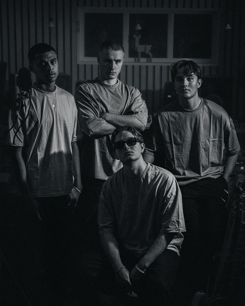 bilde av fire gutter i skjorter fra gruppen Norwegian House Mafia - Klikk for stort bilde