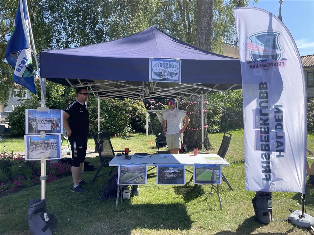 Hovedaktiviteten i Idd Sportsklubb er fotball fra fem år og oppover, og i år har de også startet opp et eget breddetilbud for voksne damer i klubben med over 40 spillere hvor mange tidligere aldri har spilt. Det er et godt tiltak for folkehelsa! I tillegg har de barneidrettsskole for 3 til 6-åringer, og flere ulike arrangementer. I Idd Sportsklubb er sosialt samvær og idrettsglede i fokus. Fotballen holder hovedsakelig til på Risum og har nylig oppført et helt nytt bygg som inneholder både kiosk og møterom, samt tribune til 180 tilskuere. I tillegg har de mange ulike fasiliteter på Nyborg og Prestebakke. De var på plass med fotballmål og fartsmåler.  - Klikk for stort bilde