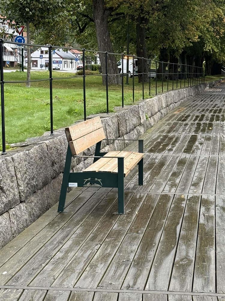Benk plassert på elvepromenaden - Klikk for stort bilde