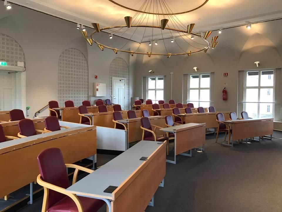 Bilde fra kommunestyresalen. - Klikk for stort bilde