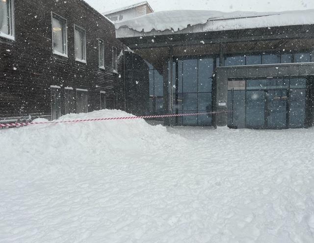 Bilde av snøskavl over taket ved skolens hovedinngang - Klikk for stort bilde