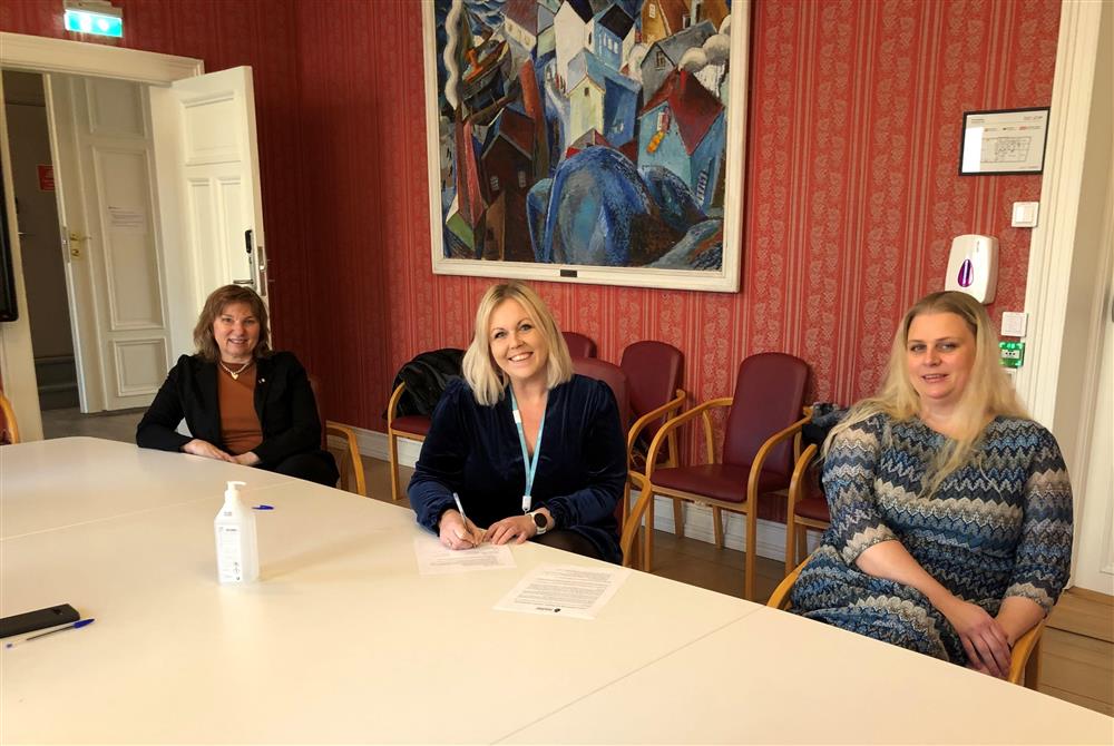  Sidsel Skaug (til venstre), hovedtillitsvalgt i Fagforbundet, signerte på vegne av LOs medlemmer, mens Annveig Stene (i midten), hovedtillitsvalgt i Delta, signerte på vegne av YS. Til høyre Elisabeth Stø, hovedtillitsvalgt i Sykepleierforbundet, som signerte på vegne av Unio. - Klikk for stort bilde