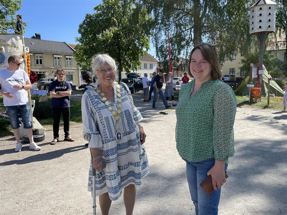 Ordfører Anne-Kari Holm og kommuneoverlege Kjersti Gjøsund. Ordføreren åpnet dagen med en fin tale kl. 10.00.  - Klikk for stort bilde