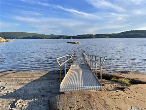 Baderampe i metall på en badestrand