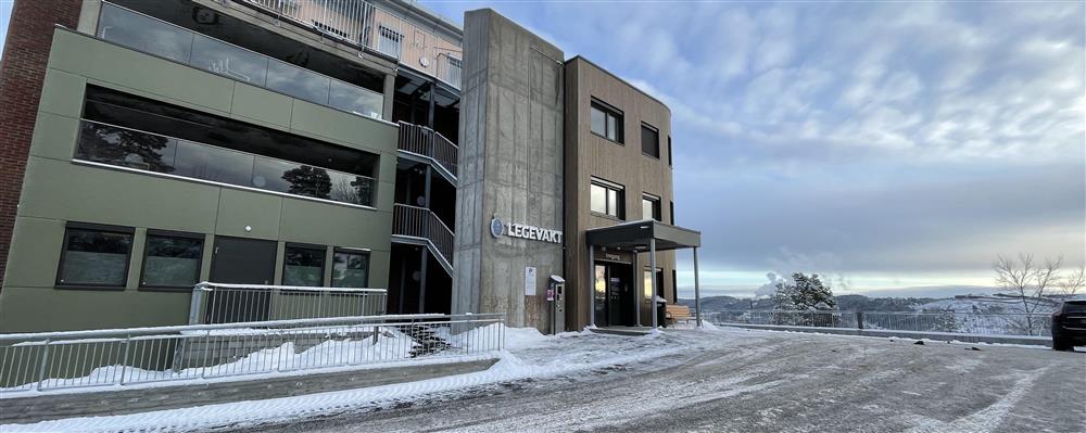 Vinterlig bilde med snø viser inngangspartiet til Halden legevakt - Klikk for stort bilde