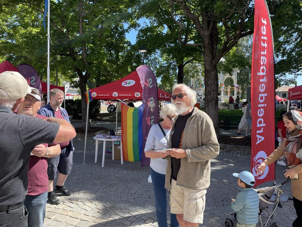 De politiske partiene var på plass Storgata, og i år er det også lokalvalg til høsten! Lokalpolitikk er definitivt basert på veldig mye frivillig arbeid fra mennesker som bruker mye tid på det de engasjerer seg for, og jobber blant annet for det deres partier er det beste for Haldens befolkning. Hør med de ulike partiene hva de tenker om det du virkelig brenner for. Kanskje lokalpolitikk er noe også for deg?  - Klikk for stort bilde