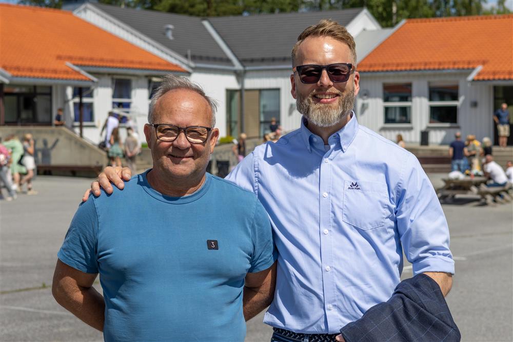 To menn. En med blå trøye og en med blå skjorte - Klikk for stort bilde