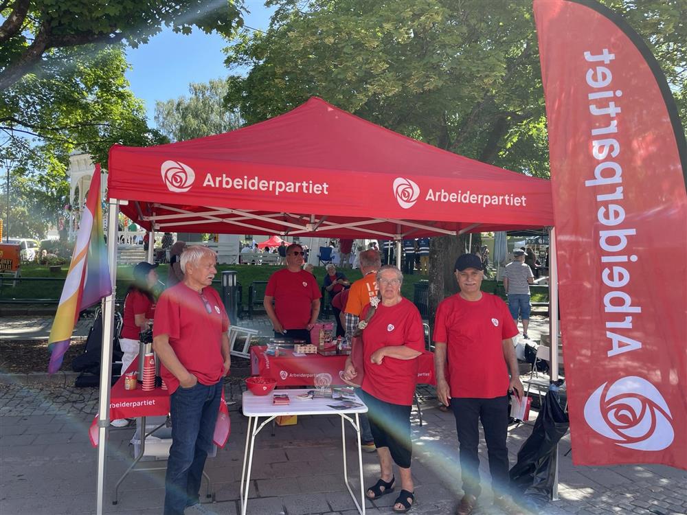 De politiske partiene var på plass Storgata, og i år er det også lokalvalg til høsten! Lokalpolitikk er definitivt basert på veldig mye frivillig arbeid fra mennesker som bruker mye tid på det de engasjerer seg for, og jobber blant annet for det deres partier er det beste for Haldens befolkning. Hør med de ulike partiene hva de tenker om det du virkelig brenner for. Kanskje lokalpolitikk er noe også for deg?  - Klikk for stort bilde