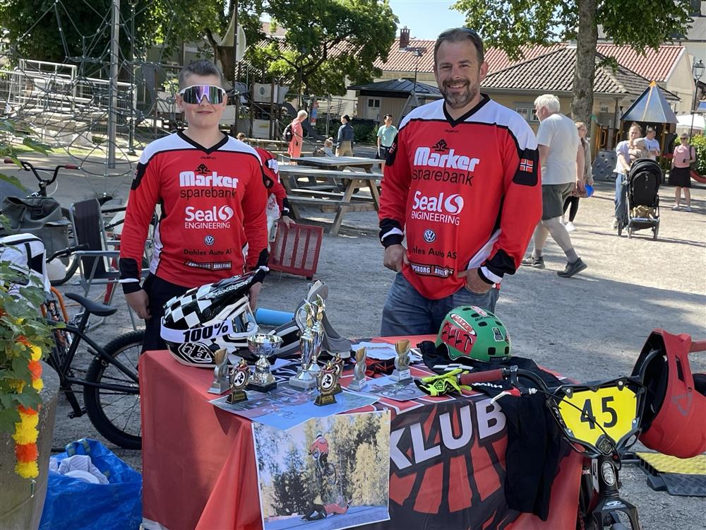 Aremark BMX er en BMX klubb med samhold og sykkelglede i fokus. De har treninger 2 ganger i uka der de trener sykkelferdighetet på deres egen BMX bane, og ryttere i alle aldre trener sammen. De har også låneutsyr til alle som vil prøve seg med BMX sykling. Noen av deres ryttere konkurrerer både internasjonalt, nasjonalt og lokalt.  De trener mandager og onsdager i Aremark.  - Klikk for stort bilde