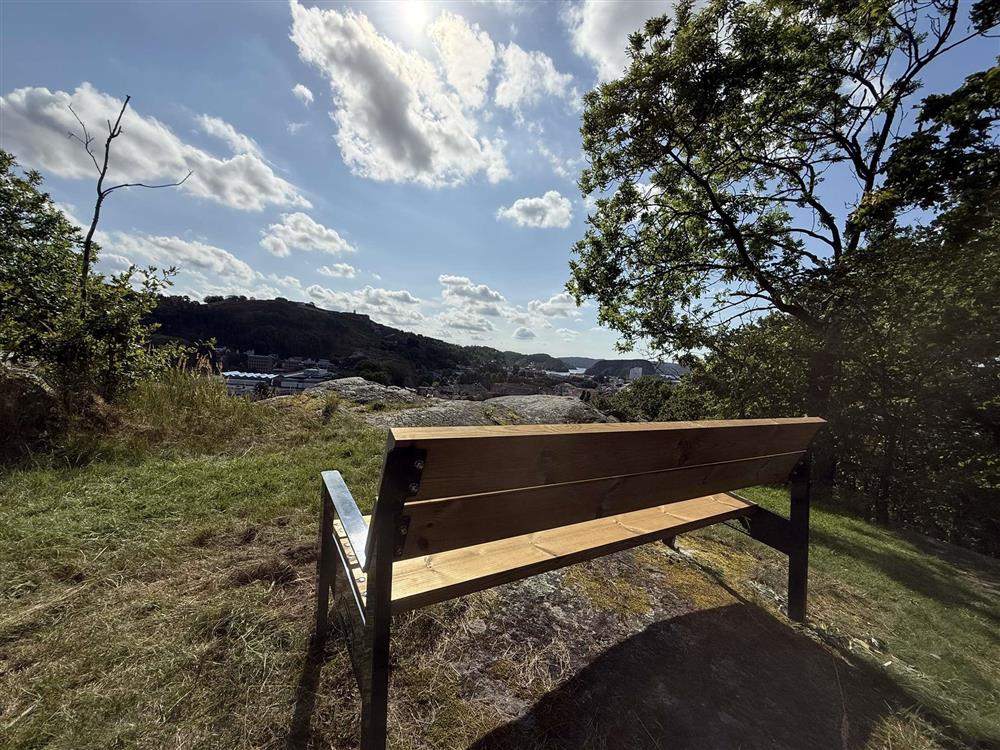 Benk plassert på utsiktspunkt - Klikk for stort bilde