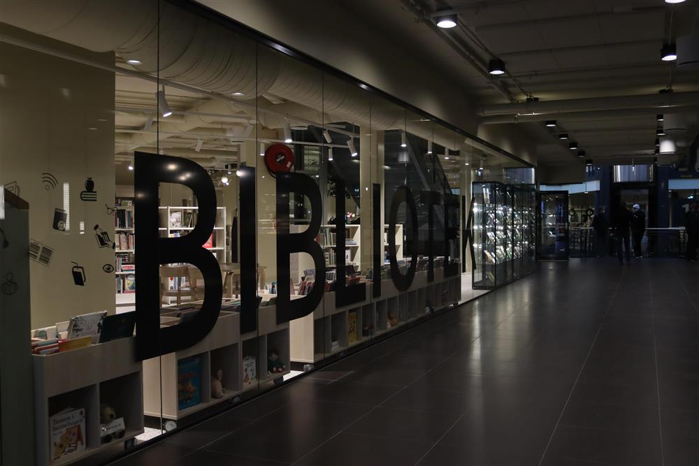 Her ser du biblioteket utenfra. - Klikk for stort bilde
