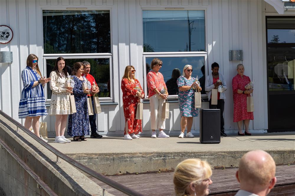 Voksne mennesker mot en hvit vegg - Klikk for stort bilde