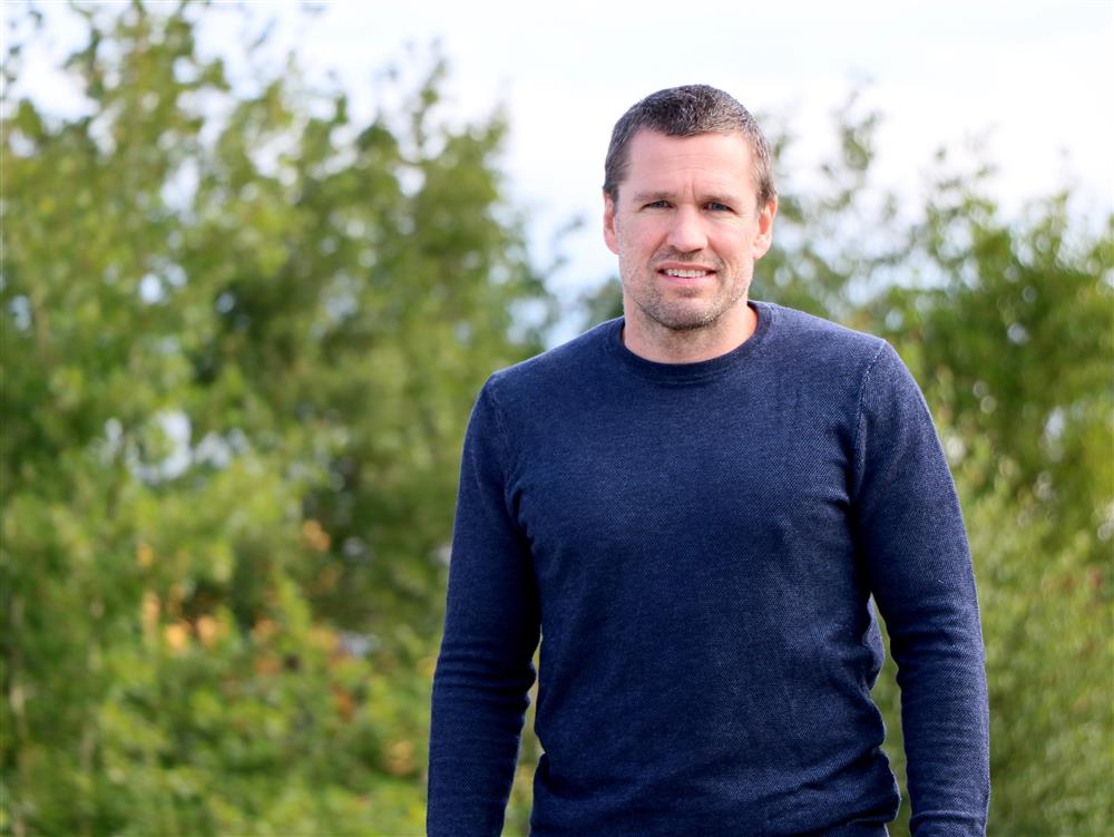 Bilde av en mann i blå genser. Han er tidligere idrettskonsulent i Halden kommune. - Klikk for stort bilde
