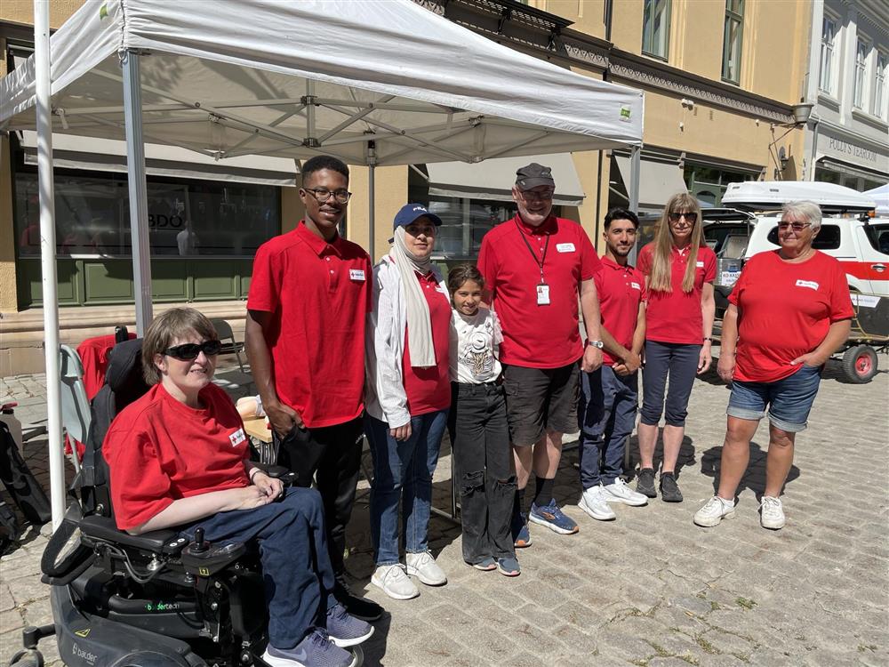 Halden Røde Kors var på plass med stor stand og besøkshesten som viste seg å ikke være Isak allikevel, men en litt større hest som fraktet mange opp og ned i Storgata gjennom hele dagen. Ved siden av dette har Halden Røde Kors mange ulike aktiviteter du kan engasjere deg i, enten det er i hjelpekorpset, som besøksvenn, våketjeneste, flerkultur og mye mer. Her kan du få en fritidsaktivitet med mening.  - Klikk for stort bilde