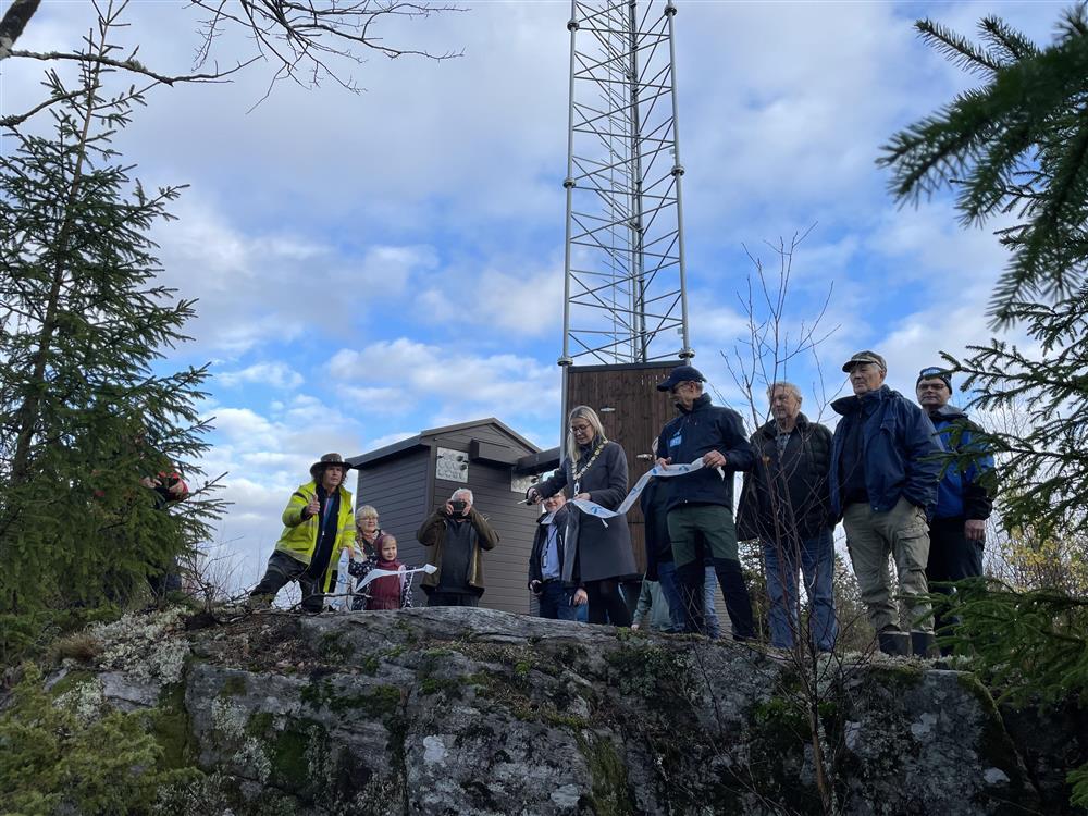 Her ser vi varaordfører Linn Laupsa akkurat klippe båndet i forbindelse av åpningen av den nye mobilmasten i Enningdalen. - Klikk for stort bilde