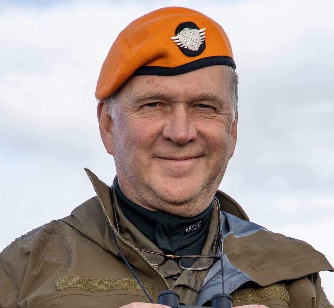 Portrettbilde av mann med orange berett på hodet.