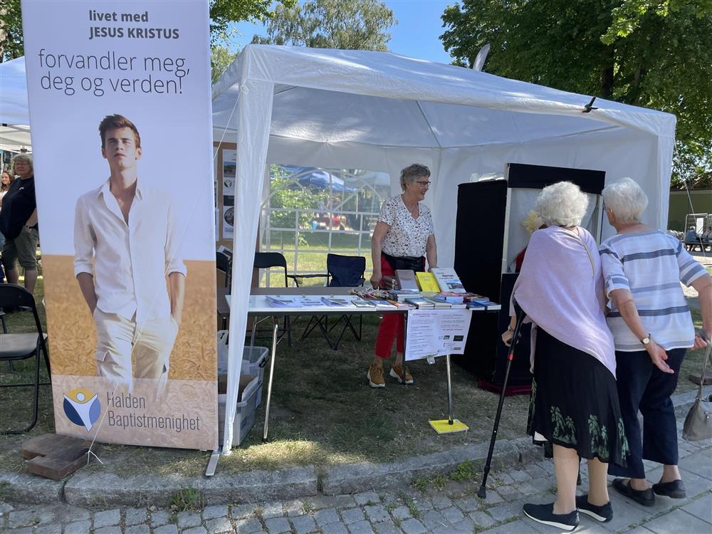 Halden Baptistmenighet er en menighet hvor alle er velkomne! De legger vekt på at ingen er perfekte og at alt er mulig fordi de har Jesus med seg. Menigheten består av mennesker i alle aldre, og både beskjedne og forsiktige, frimodige og taleføre, noen konservative, og noen som elsker å forandre og fornye. Altså alle former og aldre.  - Klikk for stort bilde