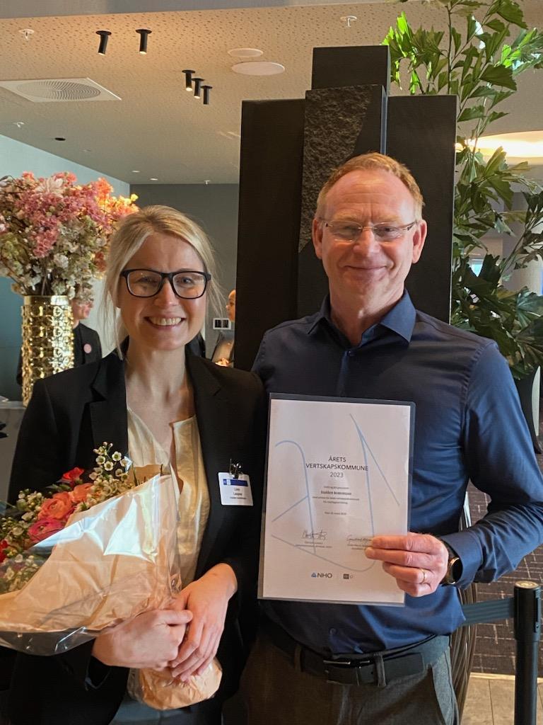 Linn Laupsa og Roar Vevelstad har mottatt prisen årets vertskapskommune for næringslivet 2023 (Foto Halden kommune).jpg - Klikk for stort bilde