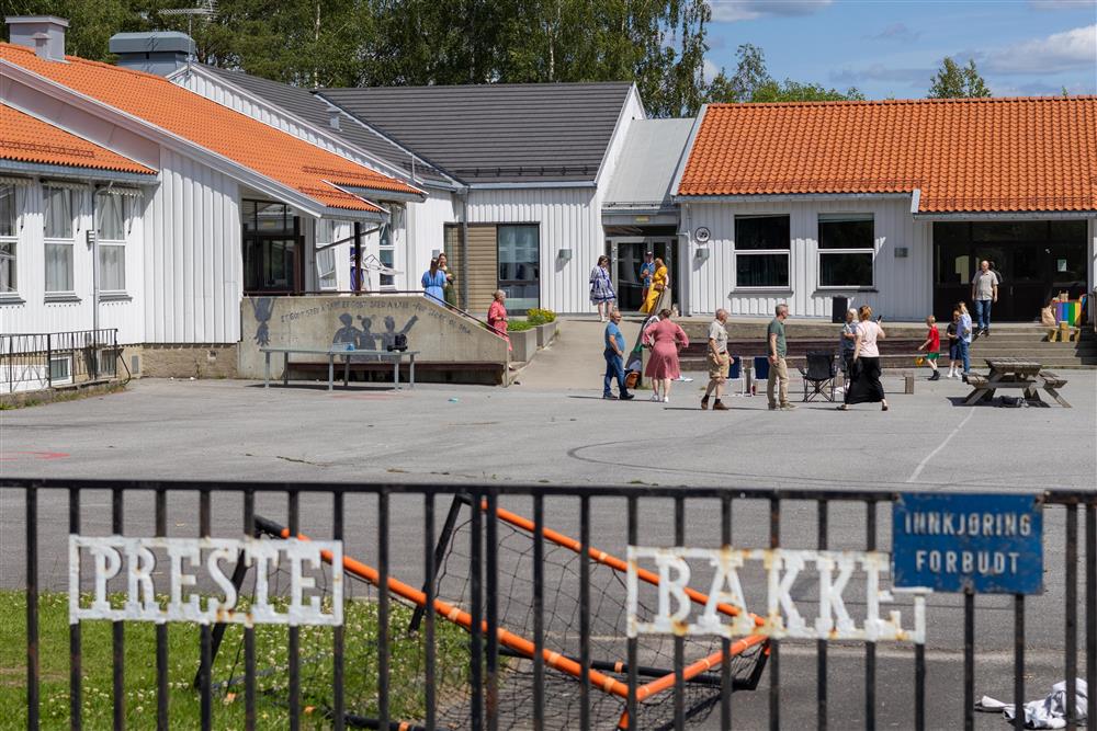Oversiktsbilde over skolegård på Prestebakke - Klikk for stort bilde