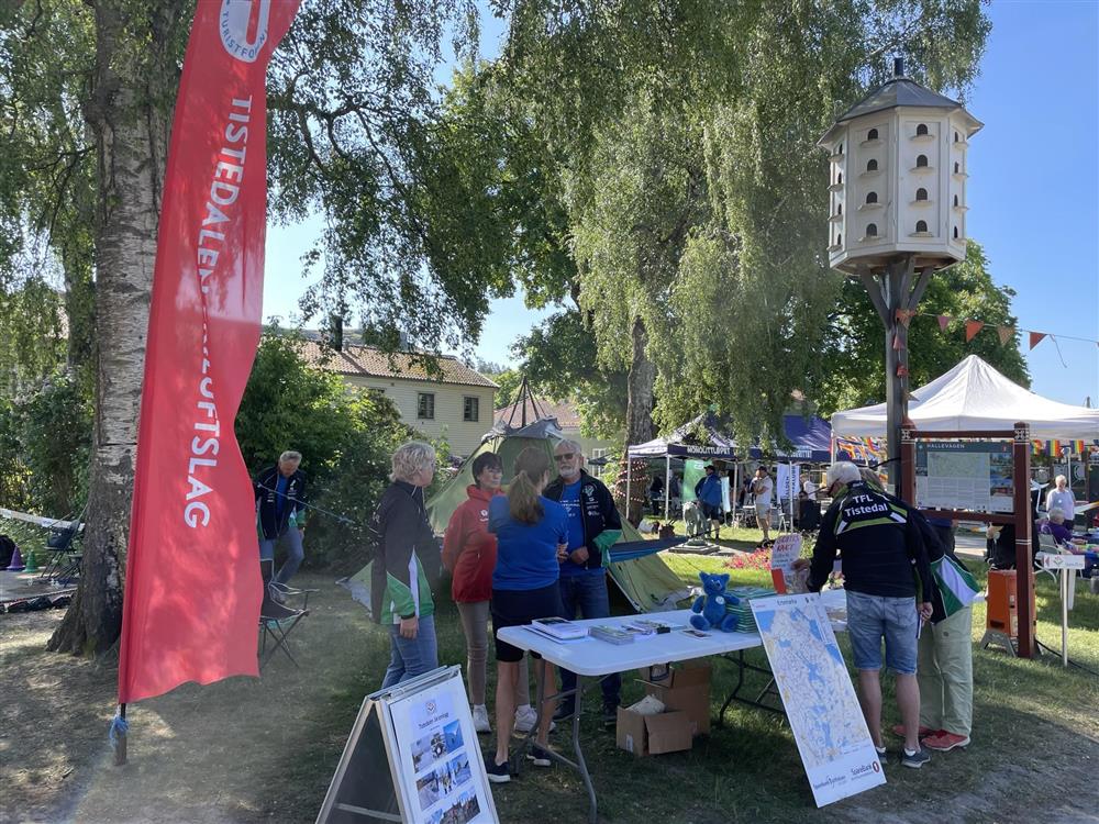 Tistedalen Friluftslag er det lokale laget for DNT-medlemmer, men er også mye mer enn det. De har organisert og uorganisert idrett, trening for alle aldre, orientering og turorientering, barnas turlag, arrangerer turer, og mye mer. Her kan du finne sosialt fellesskap! De stilte med mange frivillige, og hadde også rulleski som du kunne prøve på parkeringen på Søilegaarden.  - Klikk for stort bilde