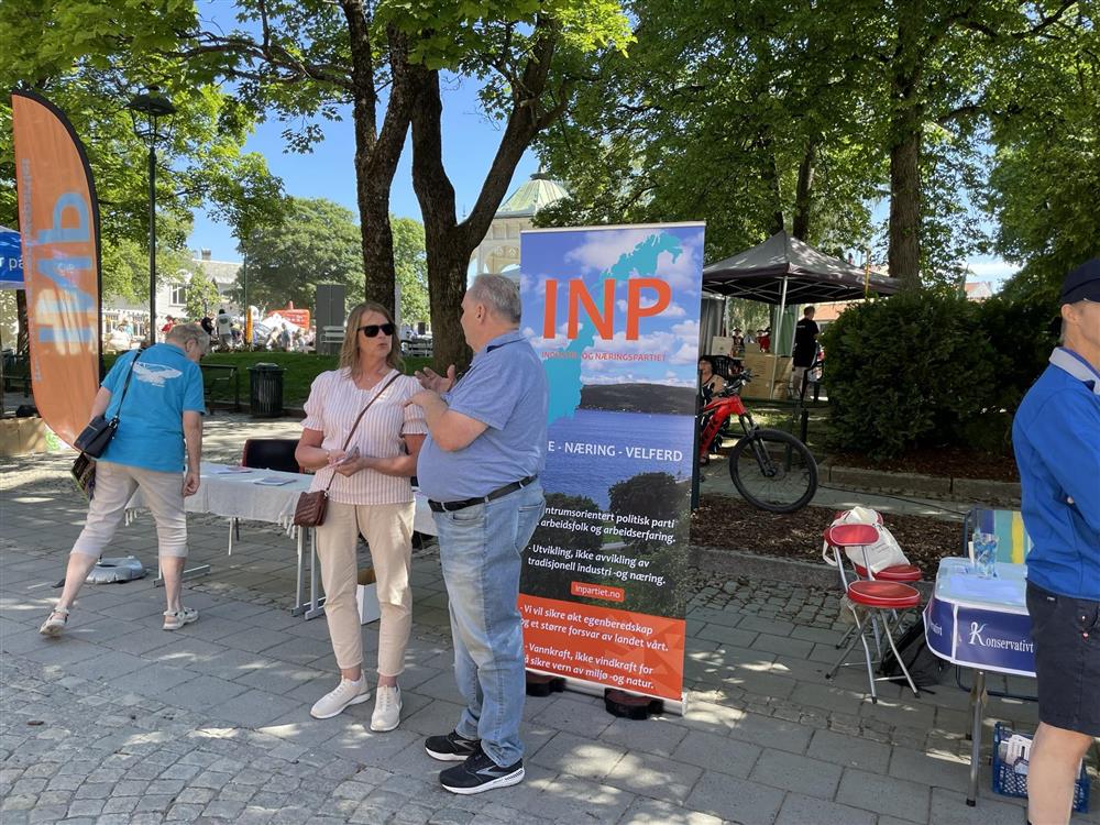 De politiske partiene var på plass Storgata, og i år er det også lokalvalg til høsten! Lokalpolitikk er definitivt basert på veldig mye frivillig arbeid fra mennesker som bruker mye tid på det de engasjerer seg for, og jobber blant annet for det deres partier er det beste for Haldens befolkning. Hør med de ulike partiene hva de tenker om det du virkelig brenner for. Kanskje lokalpolitikk er noe også for deg?  - Klikk for stort bilde