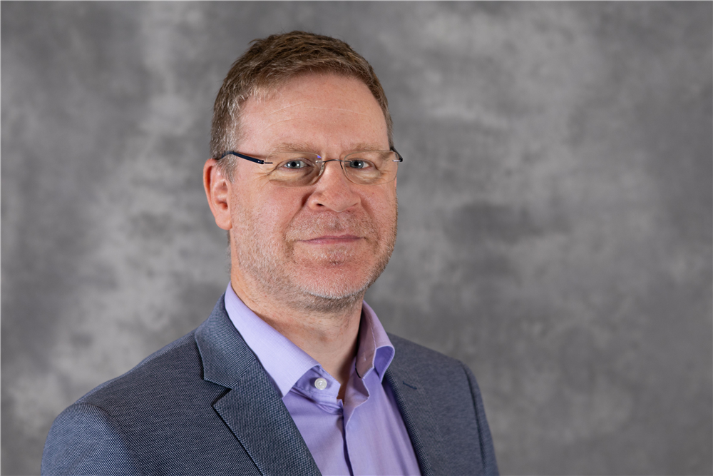 Portrettbilde av mann med kort hår og briller - Klikk for stort bilde