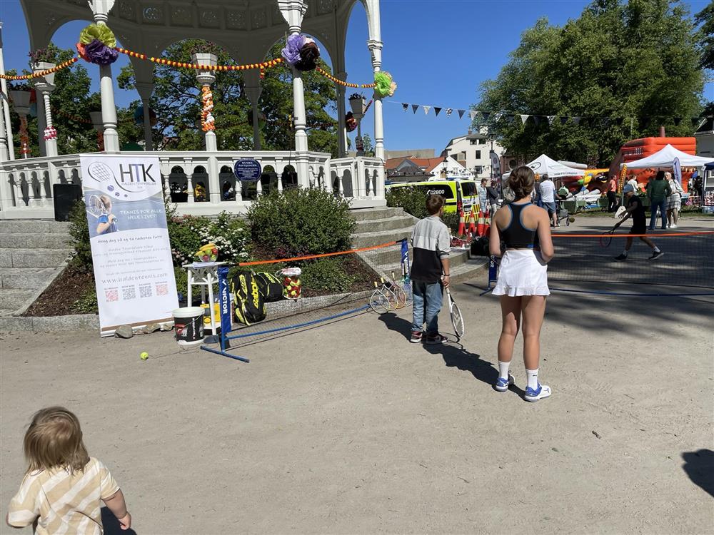 Gimle Ballklubb og Halden Tennisklubb samarbeider om tennistilbud til alle i Halden, og samarbeidet også om standen. Gimle har anlegg ved ishallen, mens Halden Tennisklubb er ved Strupe. I sommer er det rabatterte priser på baneleie hos Halden Tennisklubb, og du kan også søke støtte til å delta i aktiviteter med klubbene.  - Klikk for stort bilde