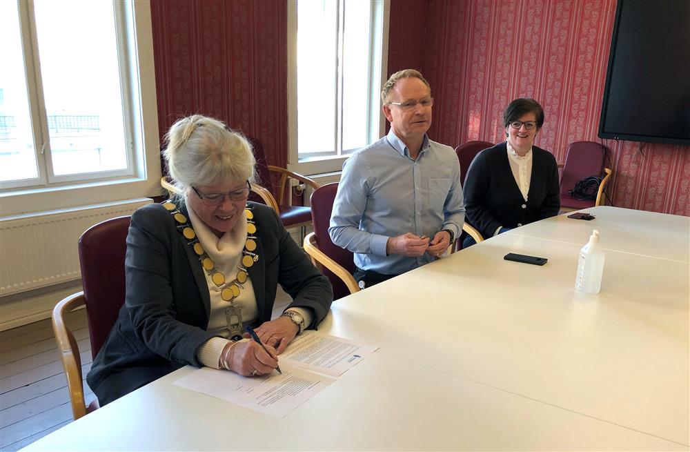 Høytidelig signering: Ordfører Anne-Kari Holm var den første til å signere den lokale heltidserklæringen mellom partene i Halden kommune. Deretter kommunedirektør Roar Vevelstad (i midten) og HR-leder Anita Skagen. - Klikk for stort bilde