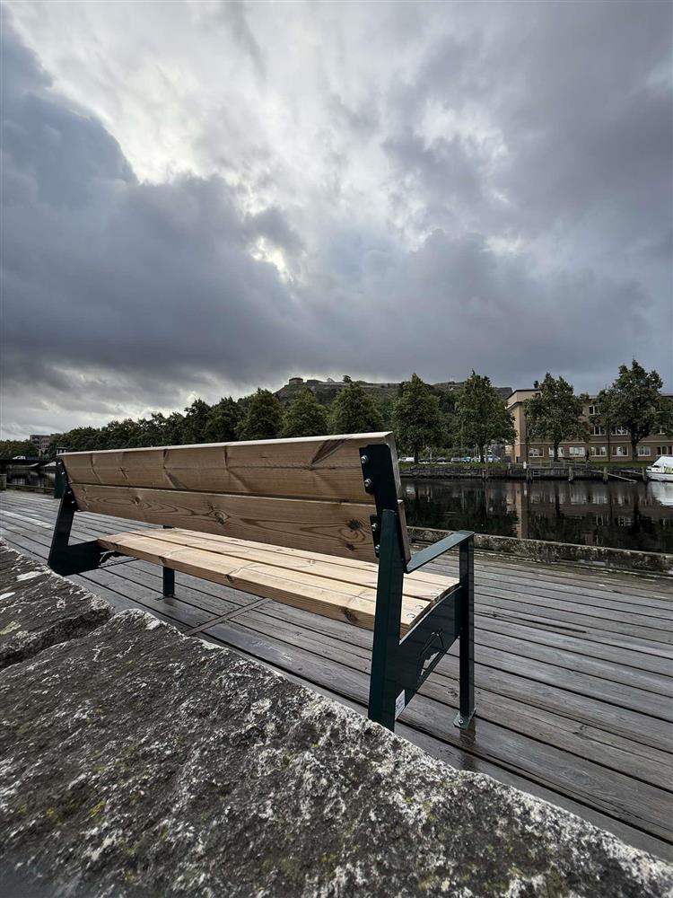 Benk plassert på brygge ved elva - Klikk for stort bilde