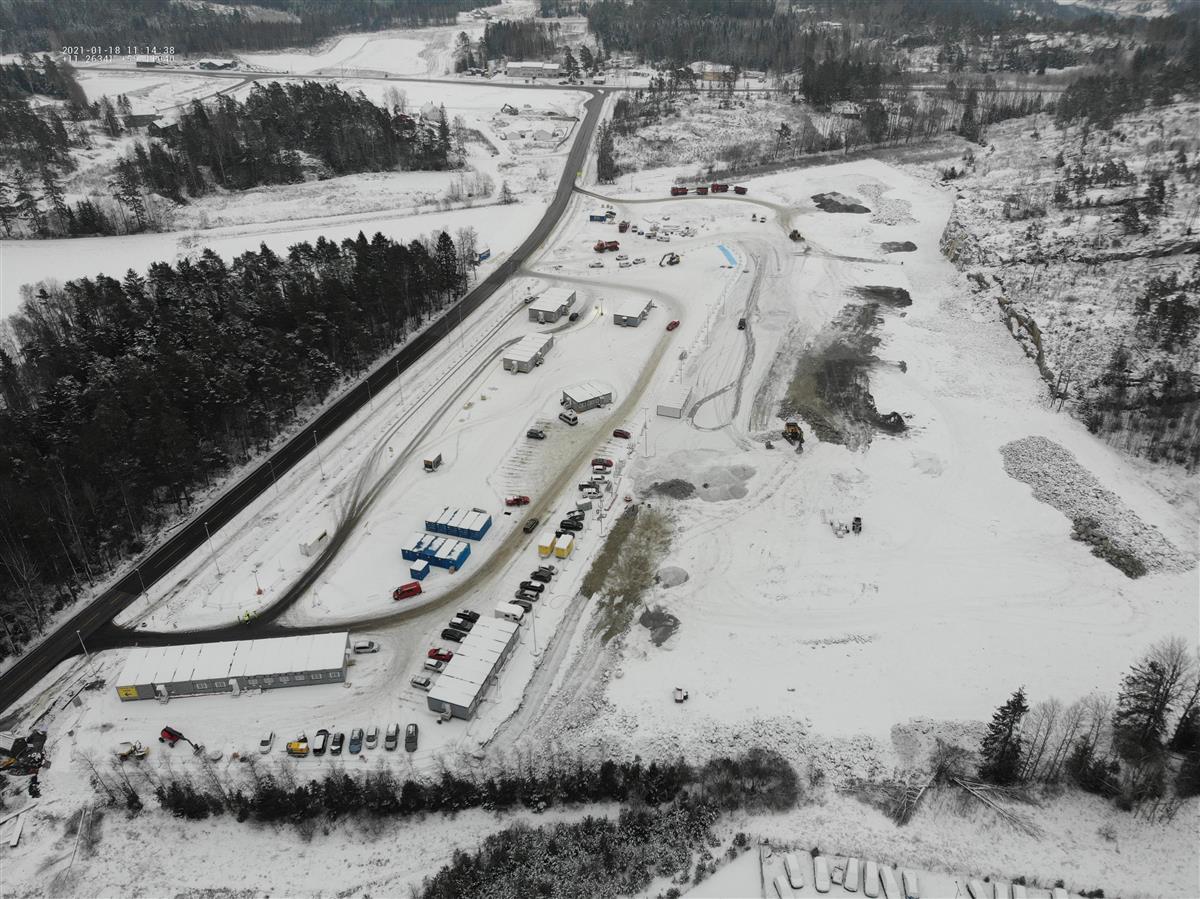 Oversiktsbilde tatt med drone over Svinesund Internasjonale testsenter teppelagt i snø. - Klikk for stort bilde