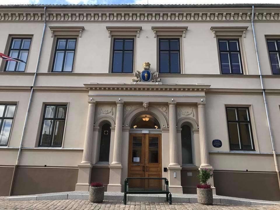 Bilde av hovedinngangen til Halden Rådhus. - Klikk for stort bilde