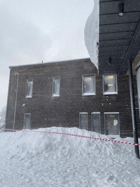 Snøskavl over taket ved skolens hovedinngang - Klikk for stort bilde