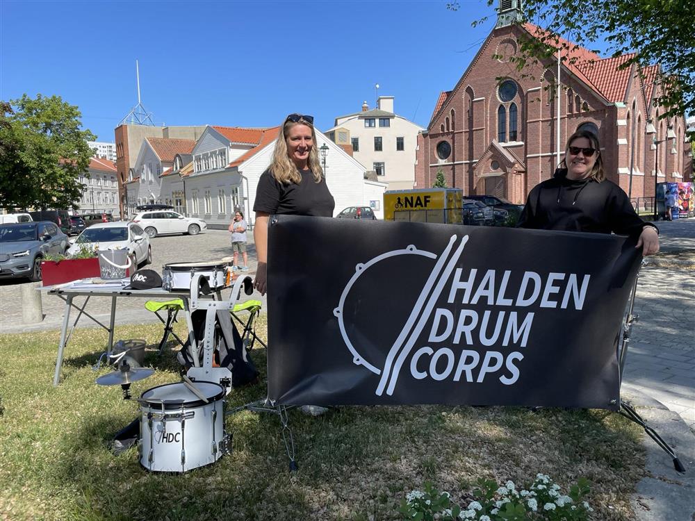 Halden Drum Corps er et slagverksensemble litt utenom det vanlige. De reiser rundt og underholder på konserter og festivaler både i Norge og i utlandet, og du har sikkert sett de der de trommer seg gjennom blant annet 17. mai-toget. Halden Drum Corps er 5 år i år. Det er vanskelig å ikke la seg rive med når de setter i gang med sine rytmer. - Klikk for stort bilde