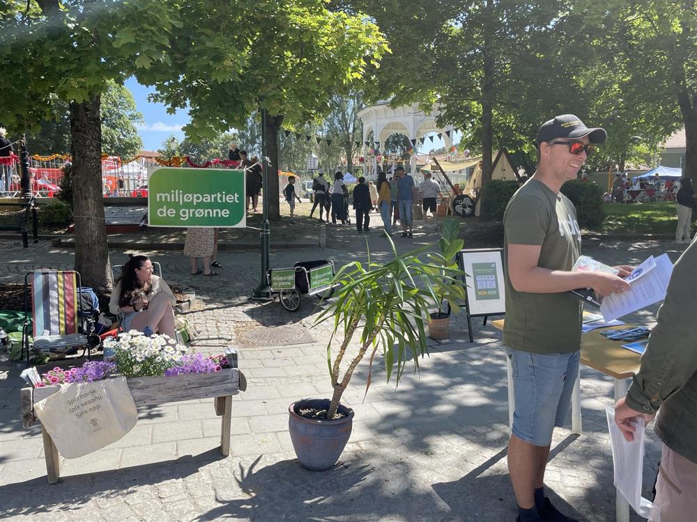 De politiske partiene var på plass Storgata, og i år er det også lokalvalg til høsten! Lokalpolitikk er definitivt basert på veldig mye frivillig arbeid fra mennesker som bruker mye tid på det de engasjerer seg for, og jobber blant annet for det deres partier er det beste for Haldens befolkning. Hør med de ulike partiene hva de tenker om det du virkelig brenner for. Kanskje lokalpolitikk er noe også for deg?  - Klikk for stort bilde