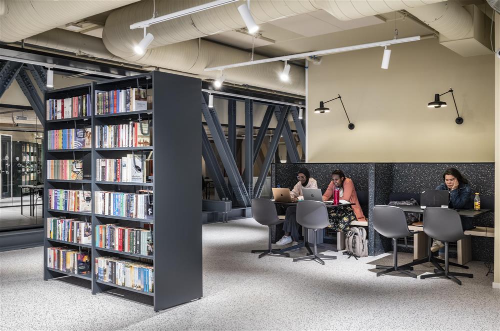 Slik ser det ut inne på biblioteket - Klikk for stort bilde