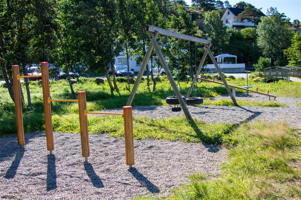 Lekeapparater som står på grusbakke med grønt gress rundt seg. - Klikk for stort bilde