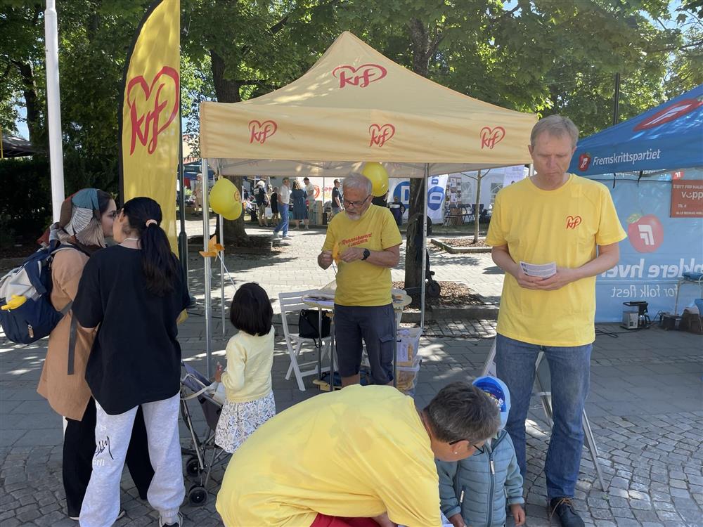 De politiske partiene var på plass Storgata, og i år er det også lokalvalg til høsten! Lokalpolitikk er definitivt basert på veldig mye frivillig arbeid fra mennesker som bruker mye tid på det de engasjerer seg for, og jobber blant annet for det deres partier er det beste for Haldens befolkning. Hør med de ulike partiene hva de tenker om det du virkelig brenner for. Kanskje lokalpolitikk er noe også for deg?  - Klikk for stort bilde