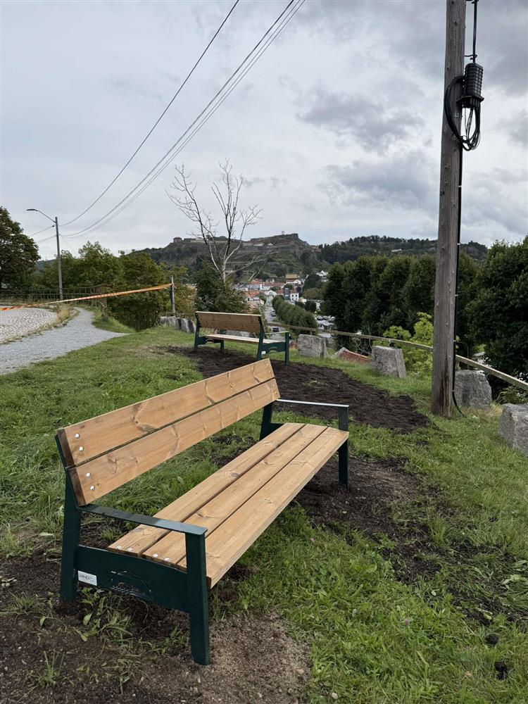 Benk plassert på utsiktspunkt - Klikk for stort bilde