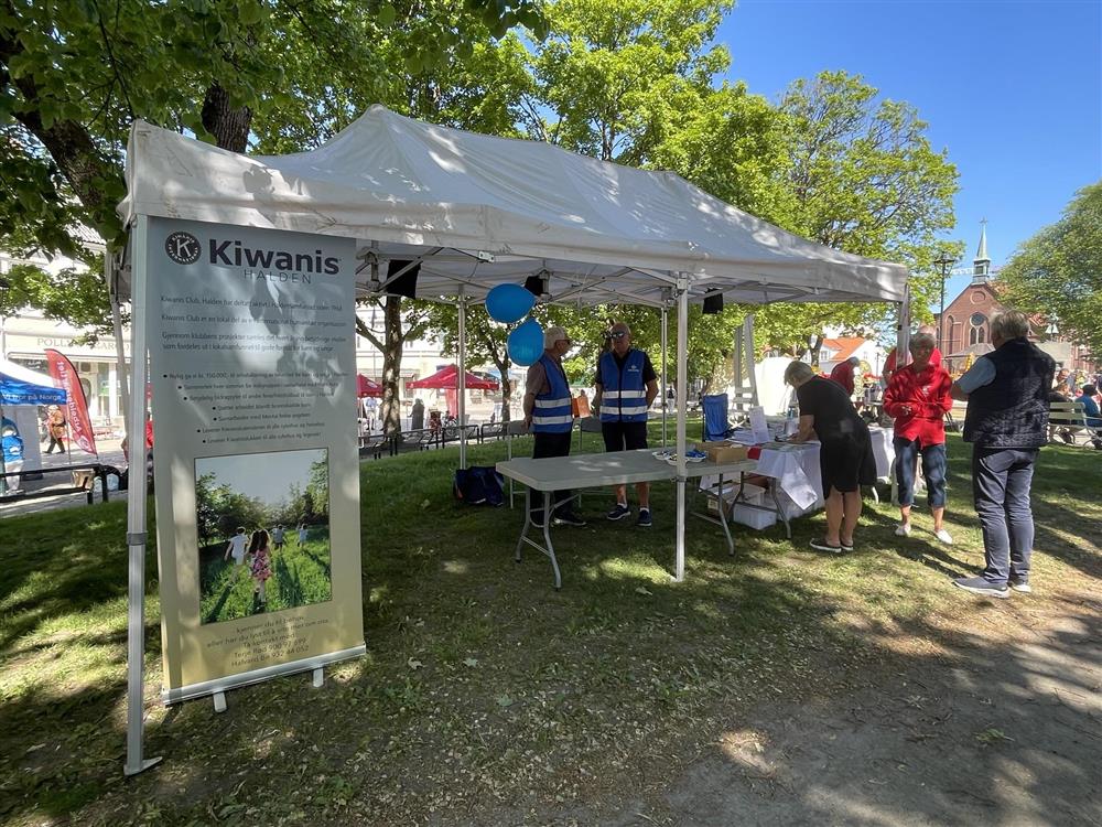 Kiwanis Club Halden er en åpen klubb hvor alle som ønsker det er velkomne som medlemmer. Kiwanis er en stor internasjonal humanitær organisasjon med frivillige som aktivt jobber for barn og unge. De oppgir selv at de først og fremst prioriterer barn, men støtter også funksjonshemmede og eldre. I vårt lokalsamfunn ønsker Kiwanis å hjelpe til der hvor det virkelig er et behov til stede og å utgjøre en positiv samfunnsforskjell for Haldens befolkning.  - Klikk for stort bilde